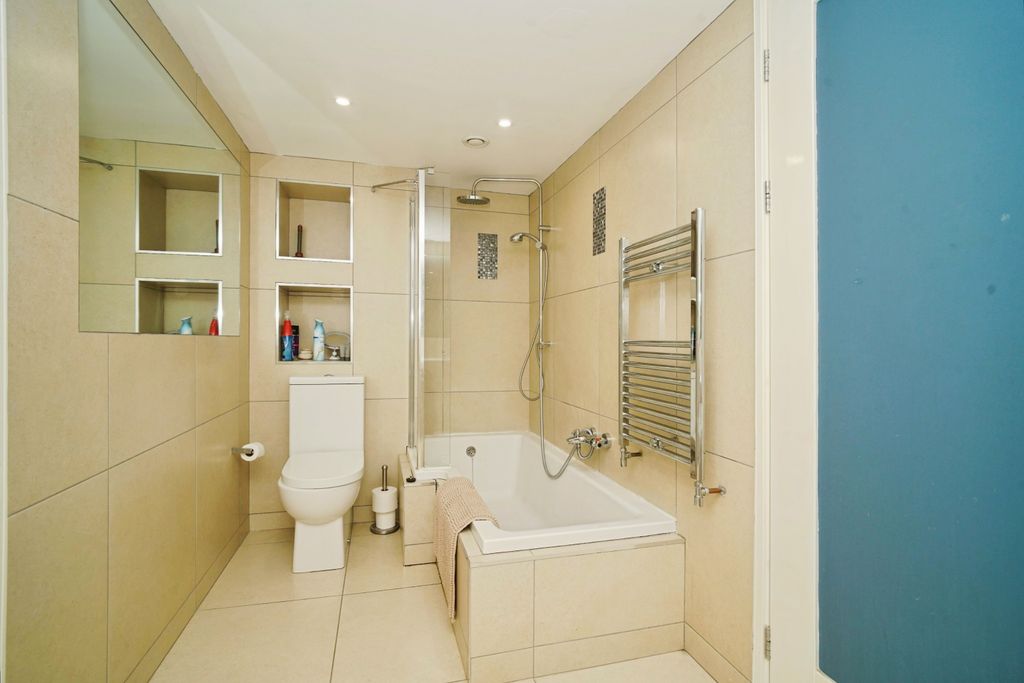 Property photo 3 of 31 Studio Bathroom