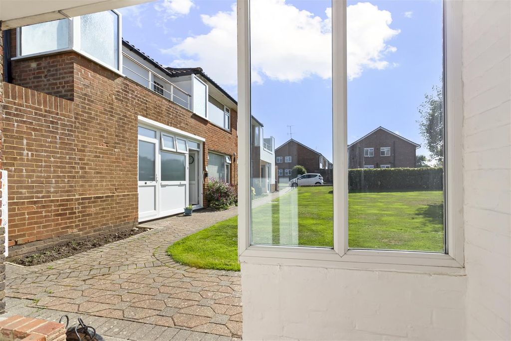 Property photo 3 of 10 1 3 Aldsworth Court-007.Jpg