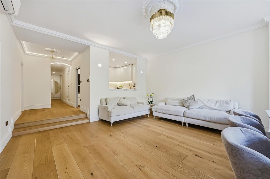 Property photo 2 of 16 Albert Mansions, 12A-23.Jpg