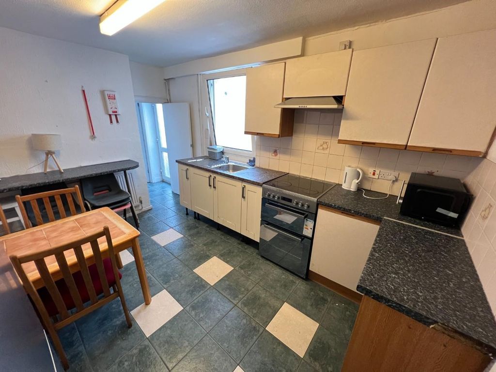 Property photo 3 of 14 Kitchen / Dining Room