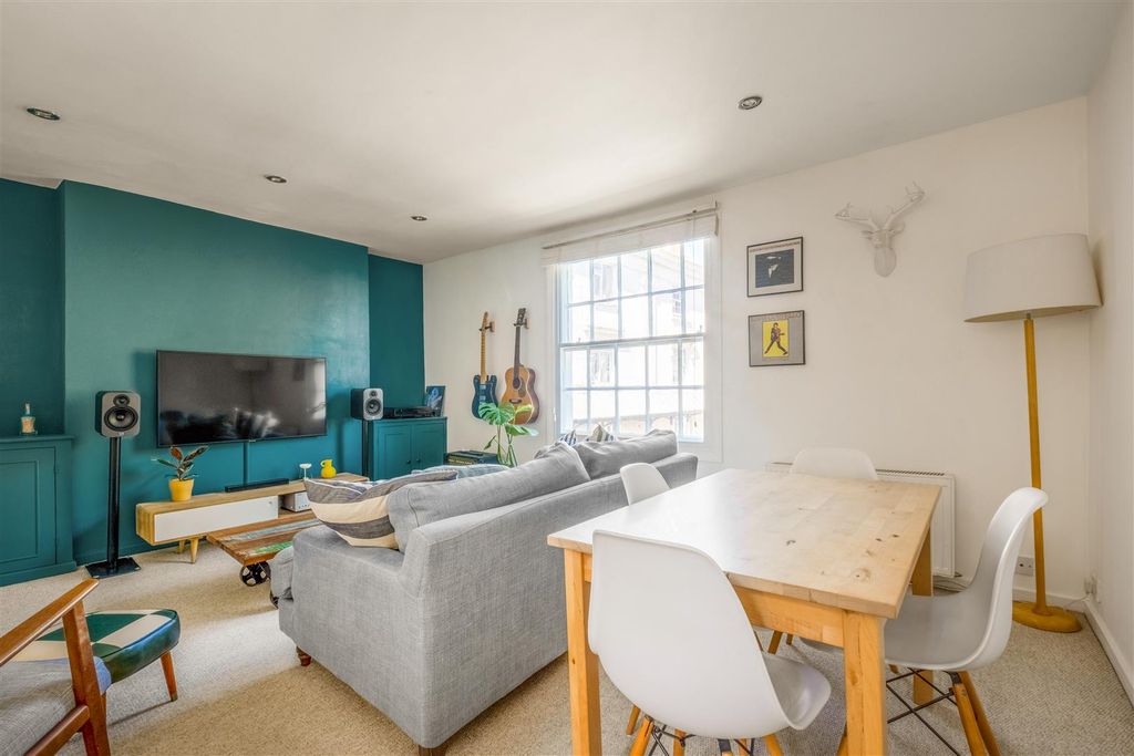 Property photo 3 of 11 36 Russell Square-4.Jpg