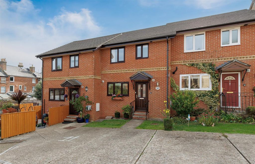 Property photo 1 of 21 Three Bedroom Mid-Terraced Home In Cowes