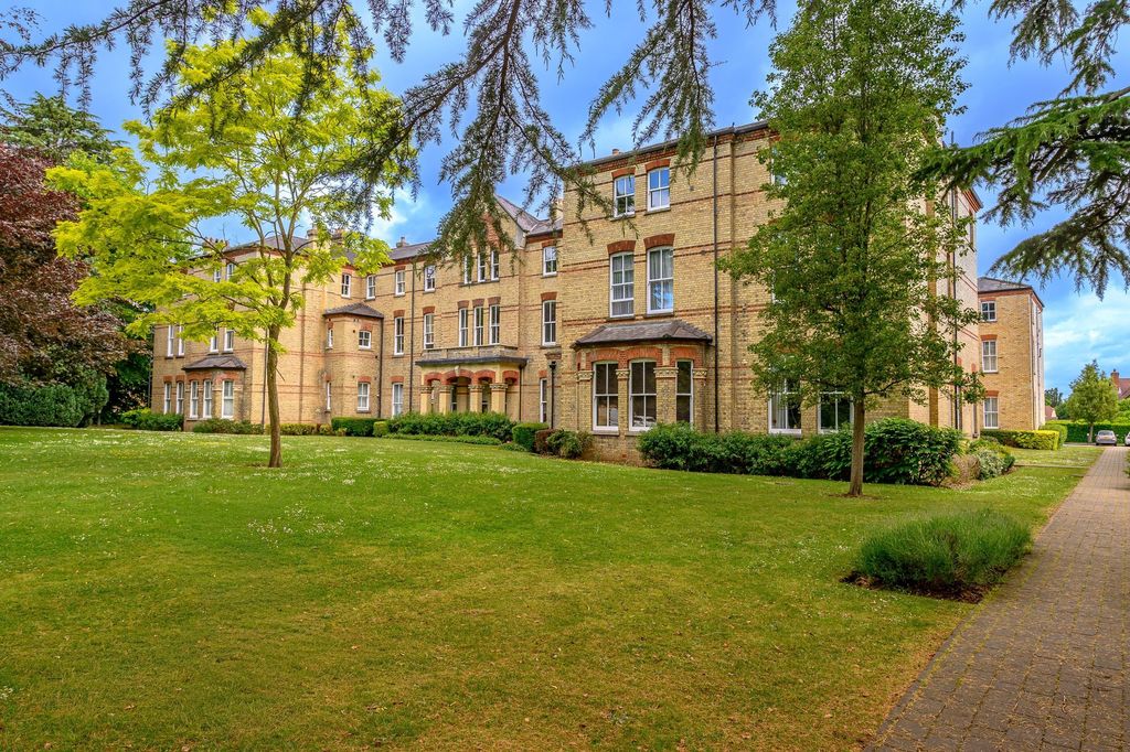 Property photo 1 of 14 Leavesden Court