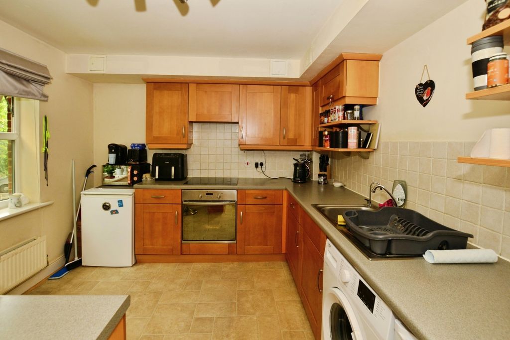Property photo 3 of 9 Kitchen