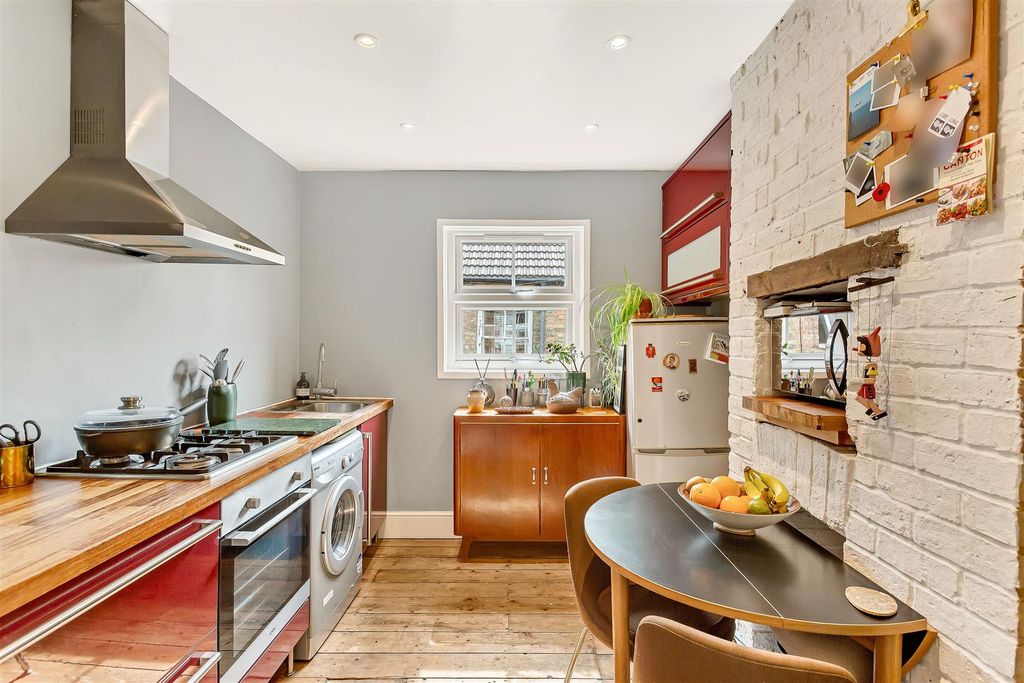 Property photo 3 of 26 Claphamroad_Hs_092.Jpg