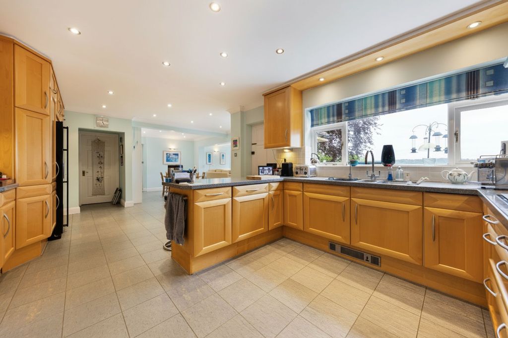 Property photo 3 of 32