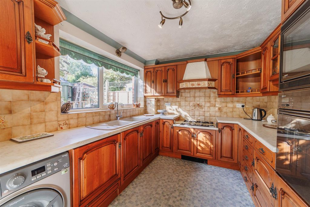 Property photo 3 of 34 Kitchen An.Jpg