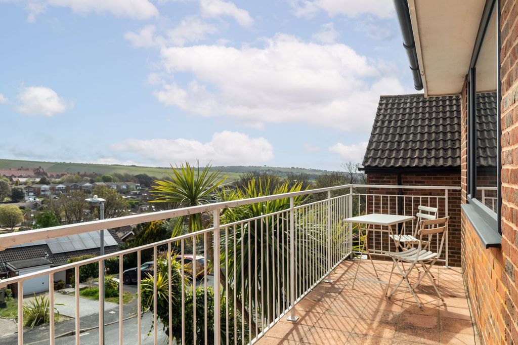 Property photo 3 of 31 Wanderdown Close