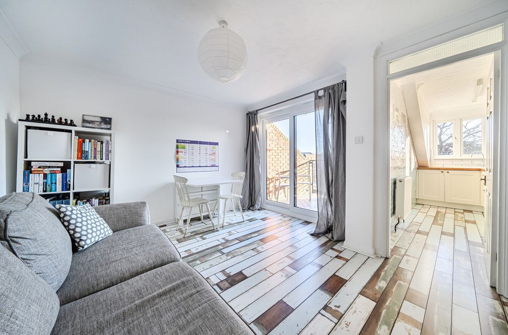 Property photo 2 of 12 1394620-9-695Bcd3...