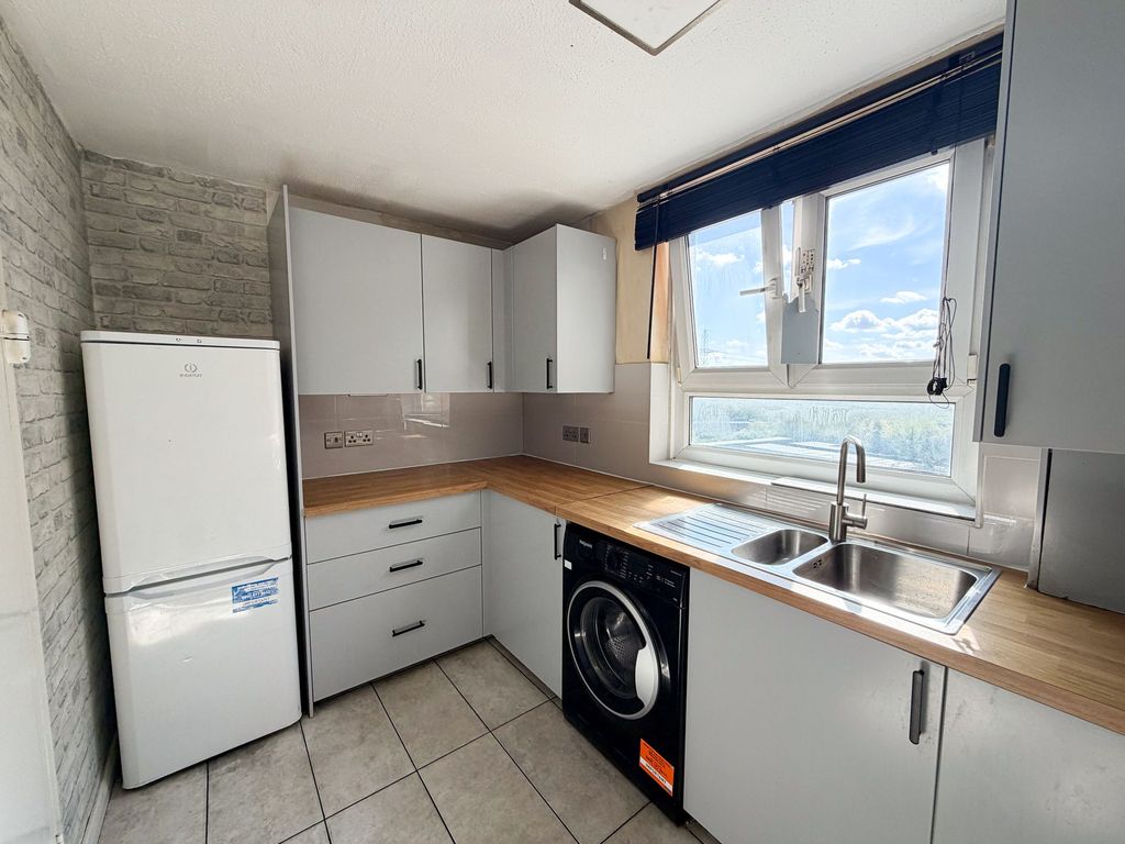 Property photo 2 of 13 Grantham Road E12