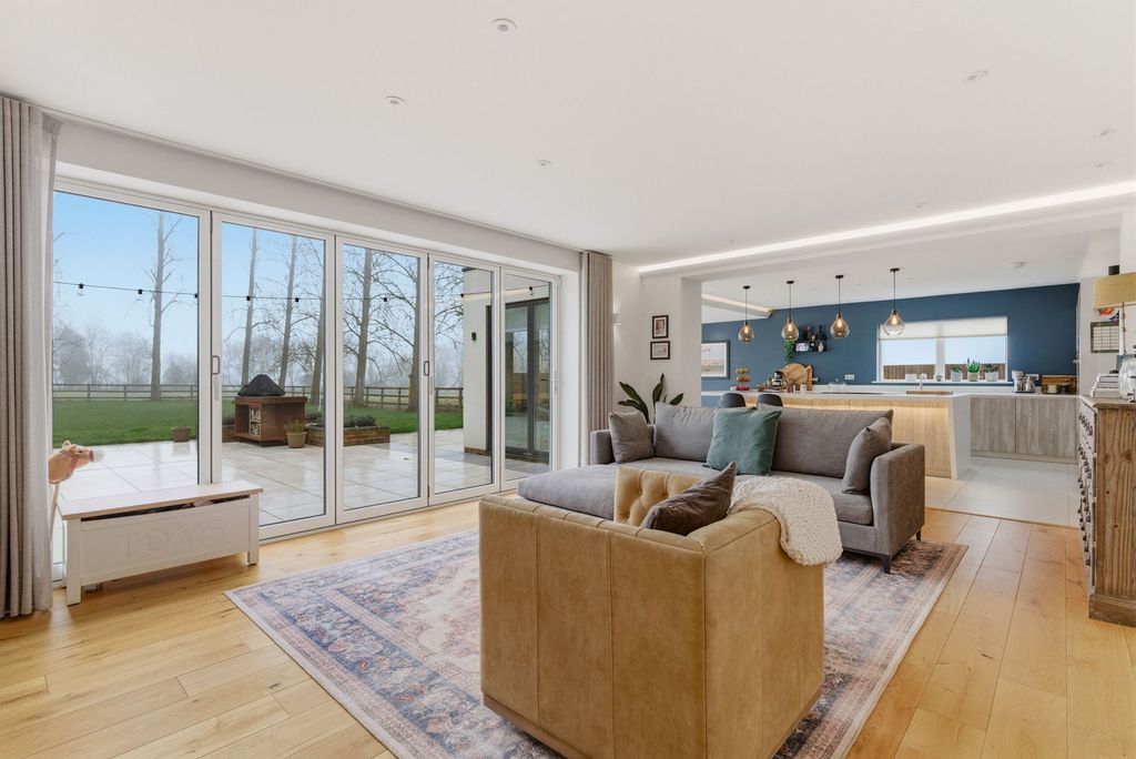 Property photo 2 of 28