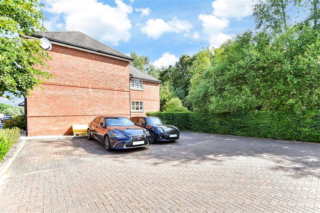 Property photo 2 of 11 Driveway/Parking