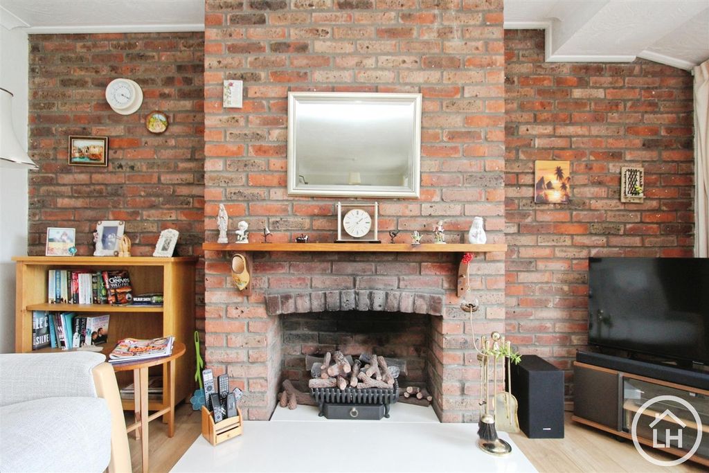 Property photo 3 of 19 Lounge (Feature Wall)