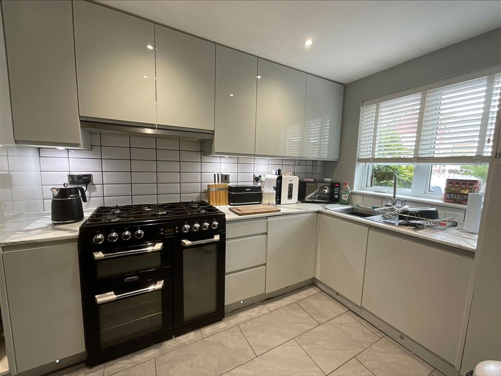 Property photo 3 of 9 Kitchen
