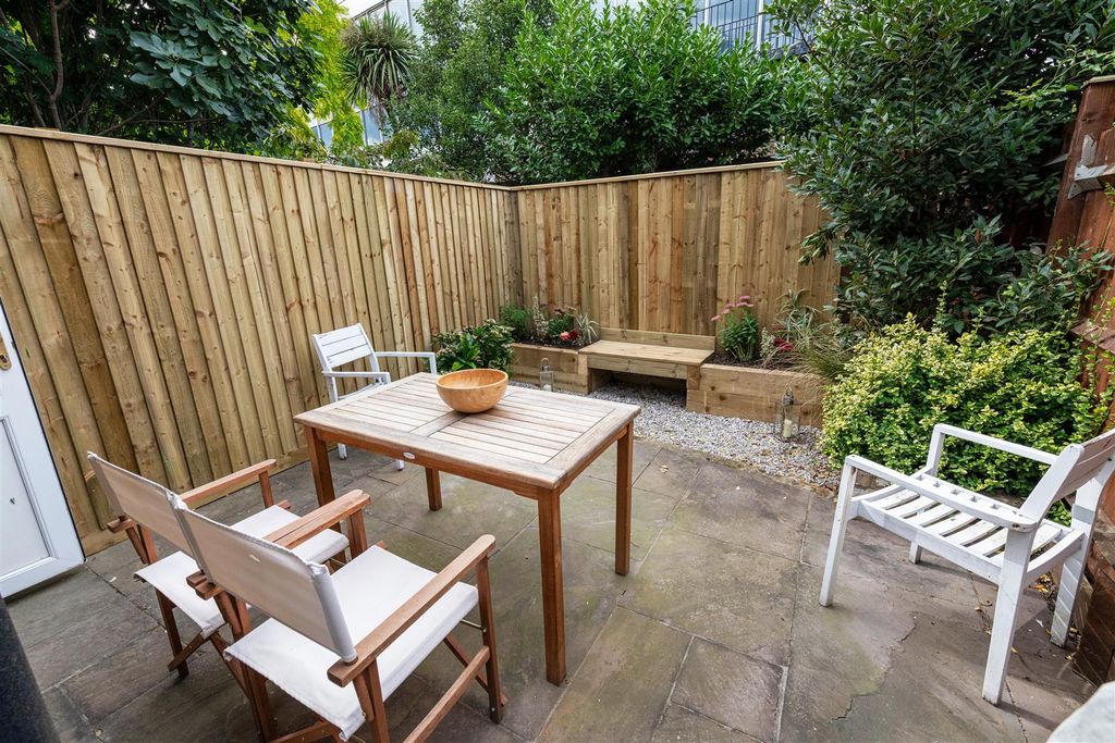 Property photo 3 of 11 5 Lydden Grove Gdn 2.Jpg