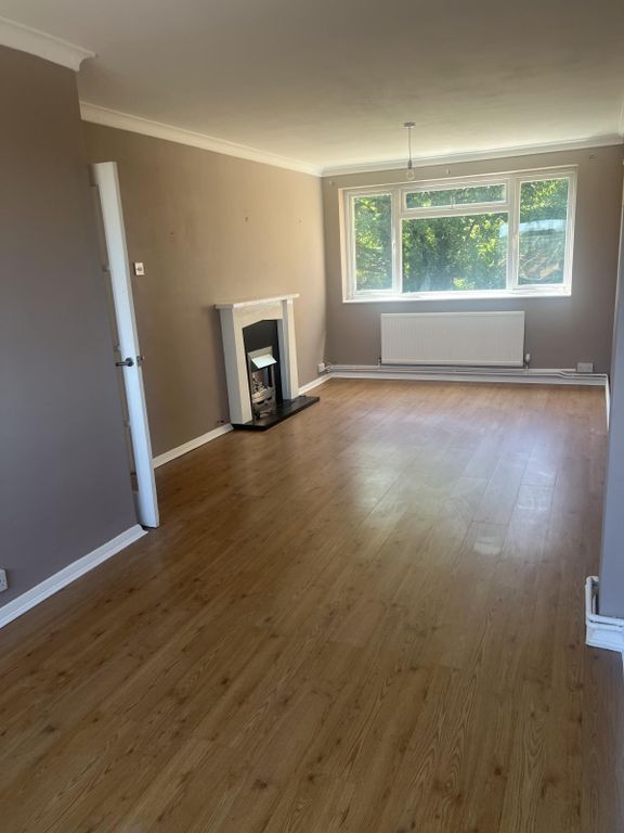 Property photo 1 of 4 3 Bed Flat To Rent Hertford Road, London En4