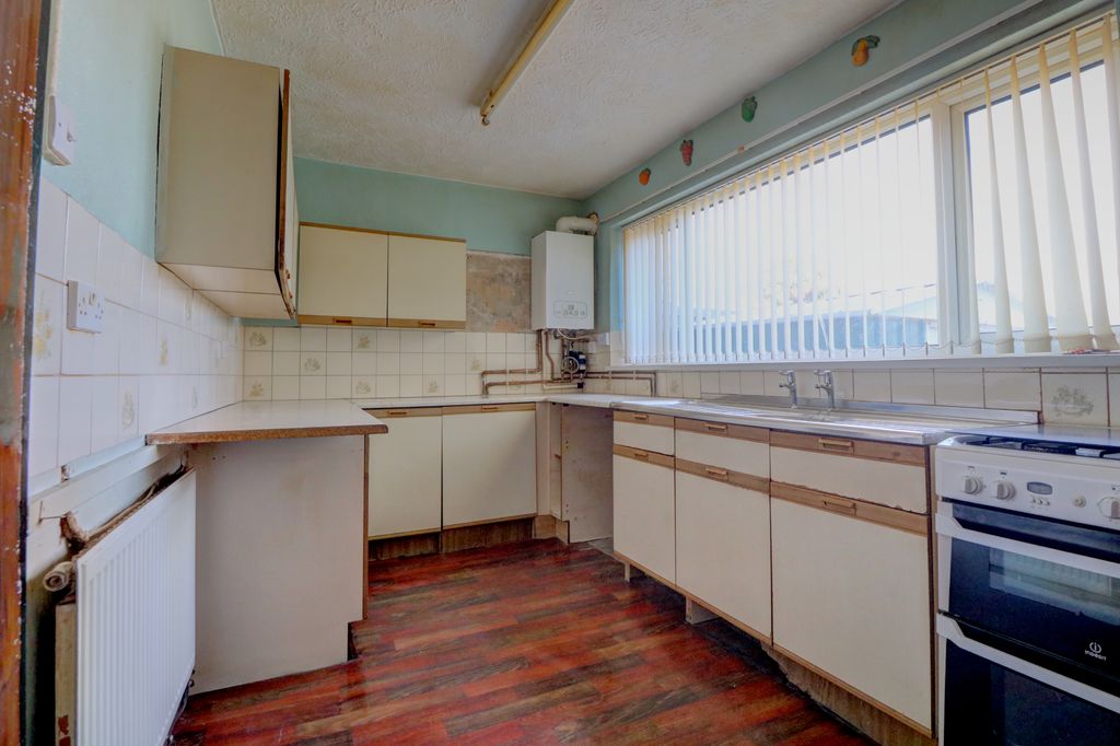 Property photo 3 of 11 Kitchen