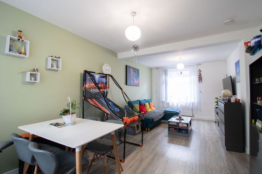 Property photo 2 of 21