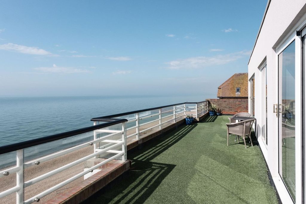 3 bed flat for saleSandgate, Kent CT20 photo 4