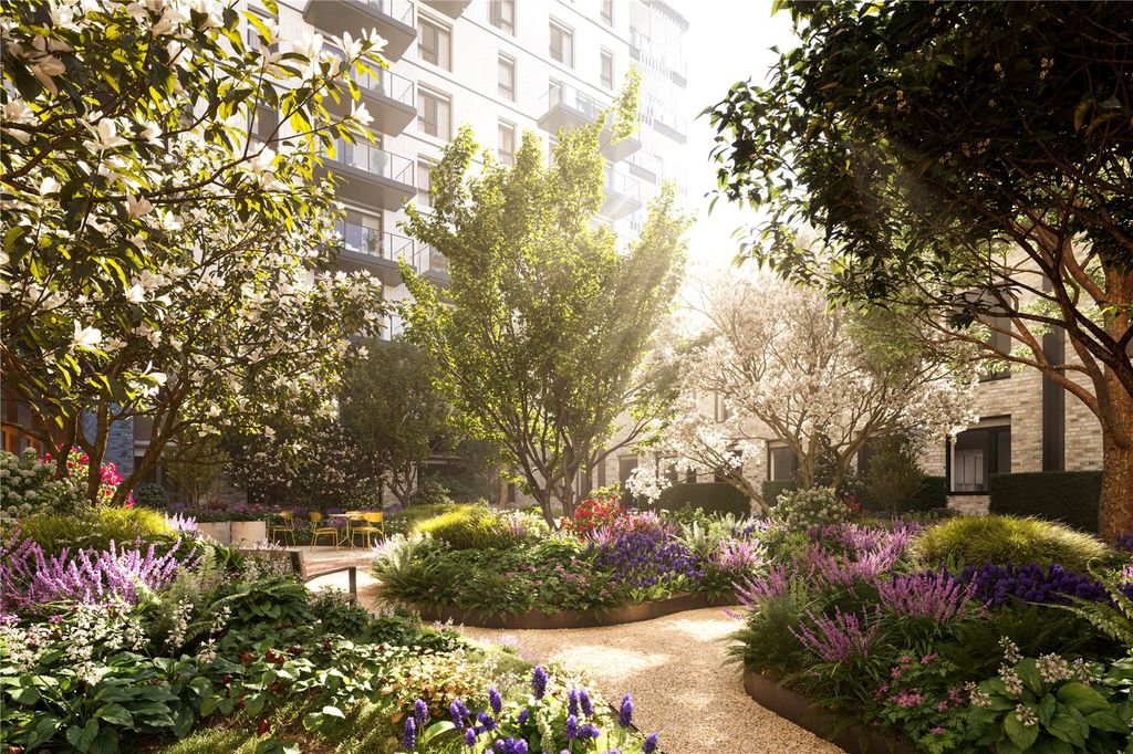 Property photo 3 of 21 Courtyard Gardens