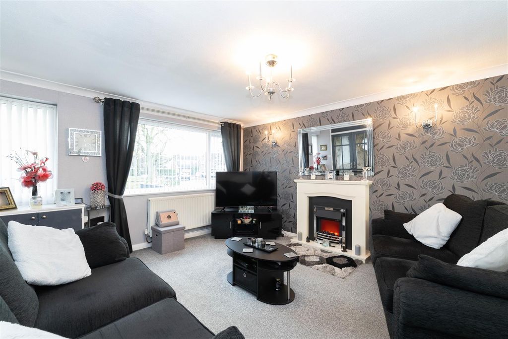 Property photo 2 of 12 Lounge