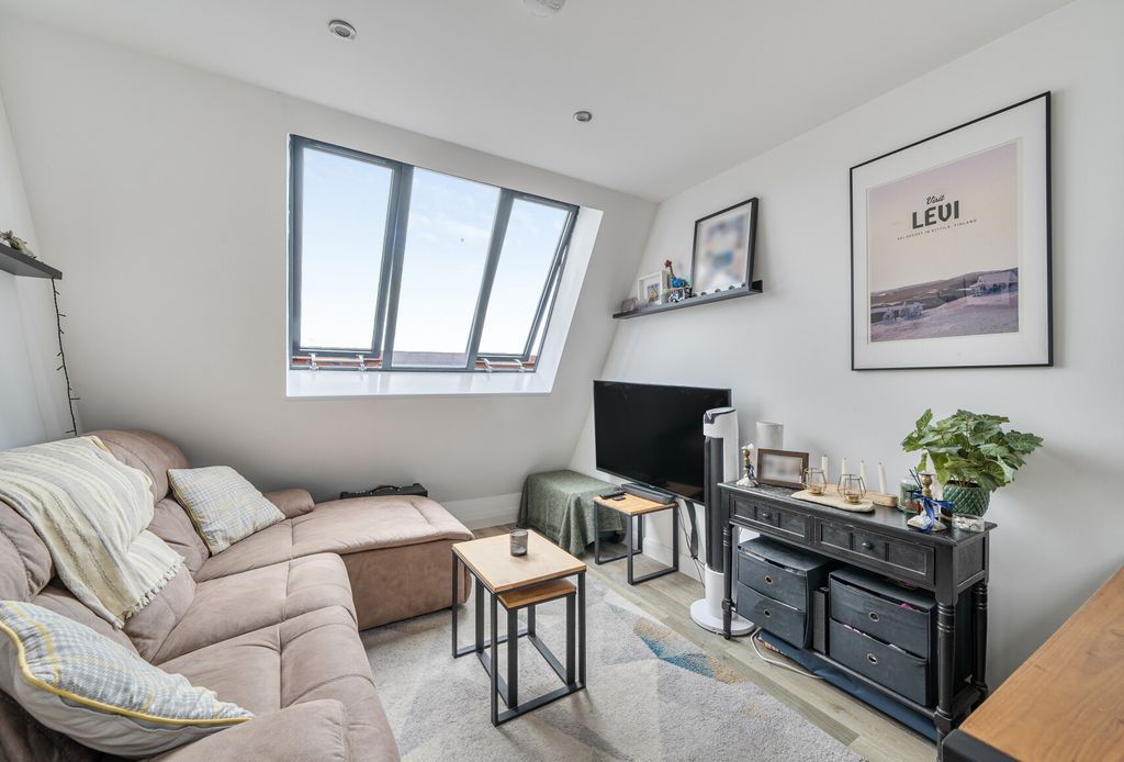 Property photo 3 of 17 1343834-16-68A71c...