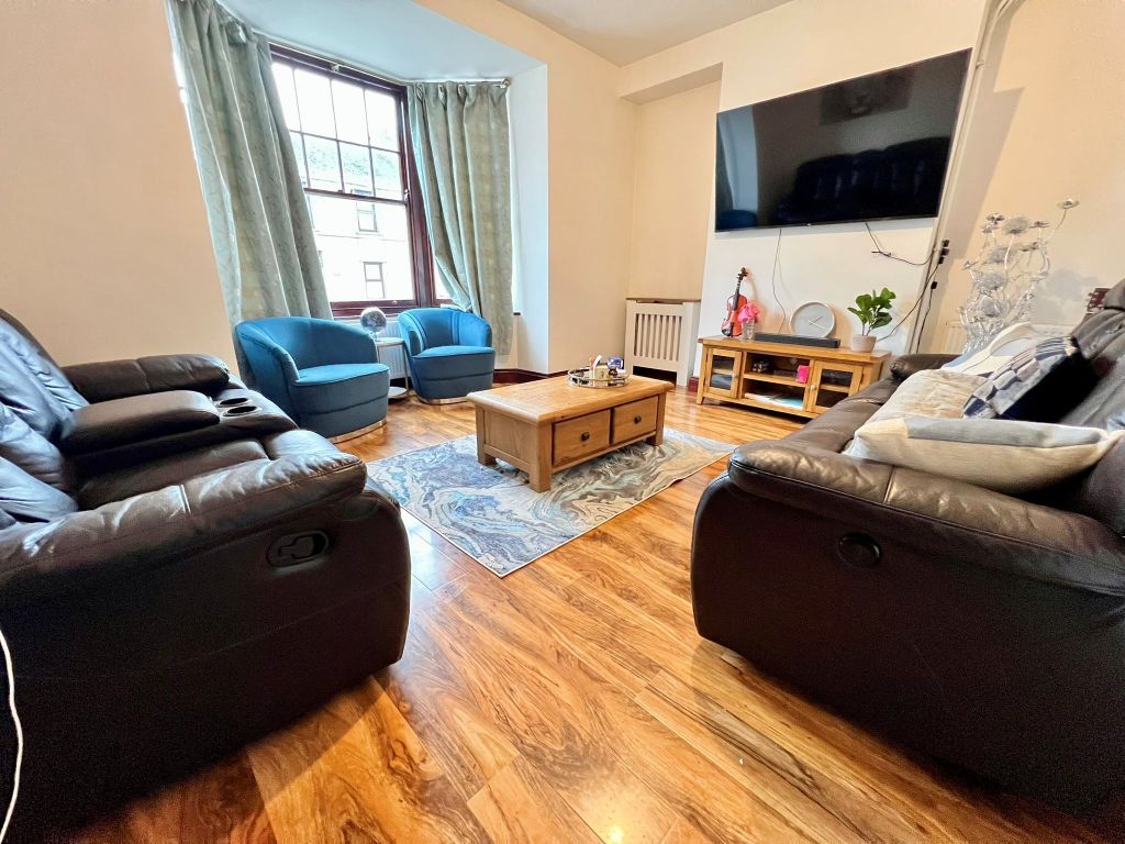Property photo 2 of 20 Living Room Aspect 1