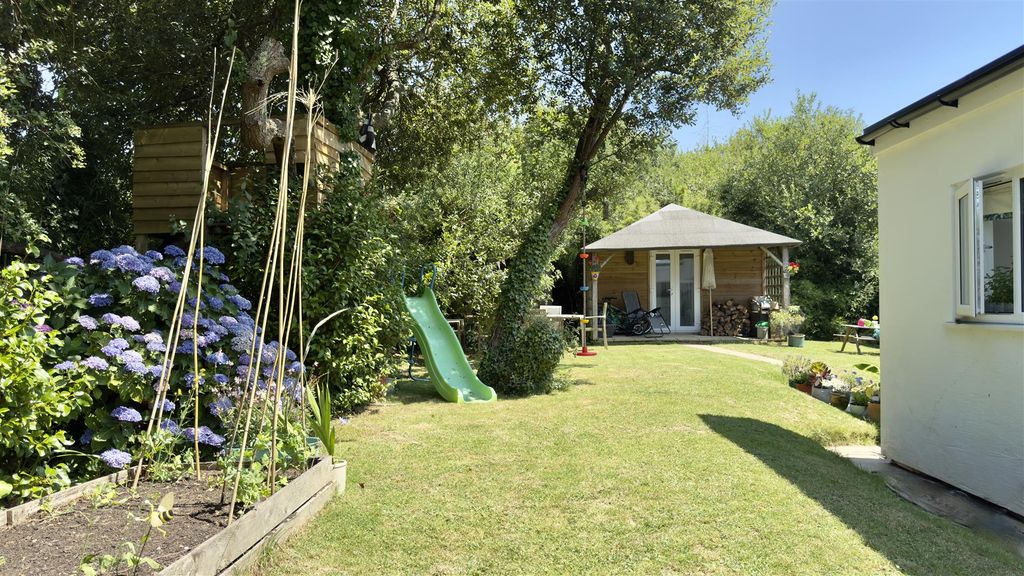 Property photo 3 of 22 Garden With Home Office