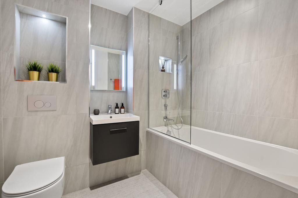 Property photo 1 of 8 Bathroom