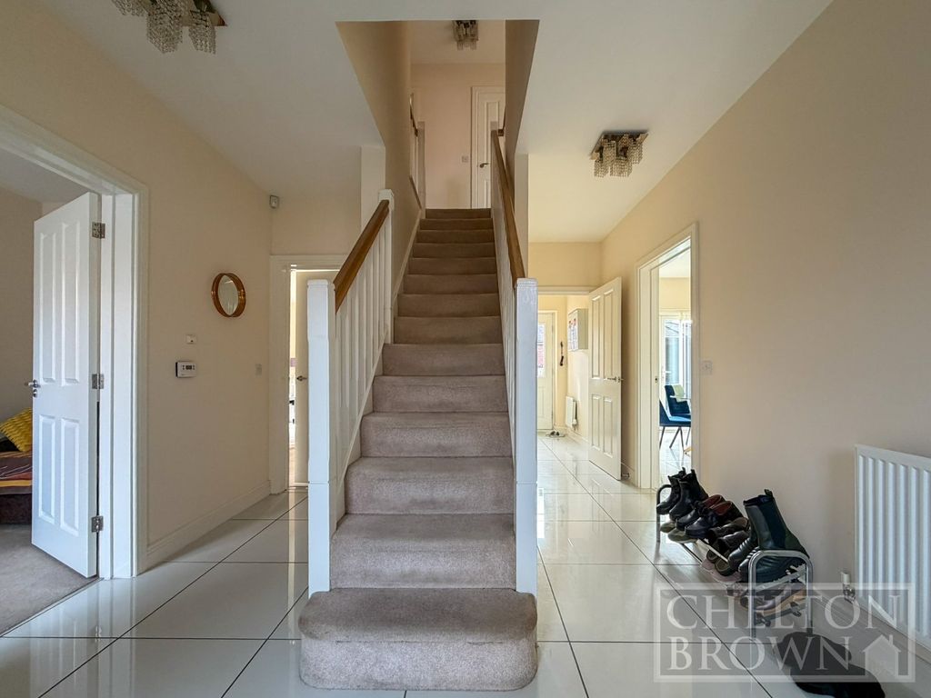 Property photo 3 of 38 Entrance Hall