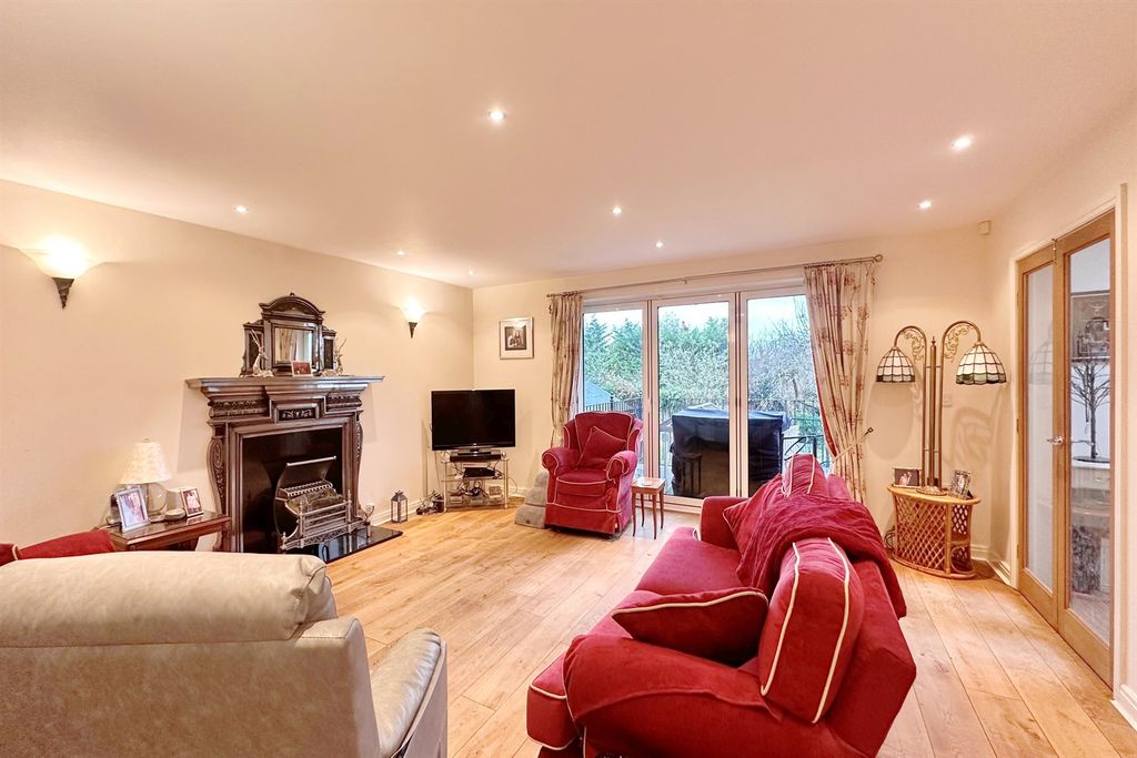 Property photo 2 of 18 Lounge