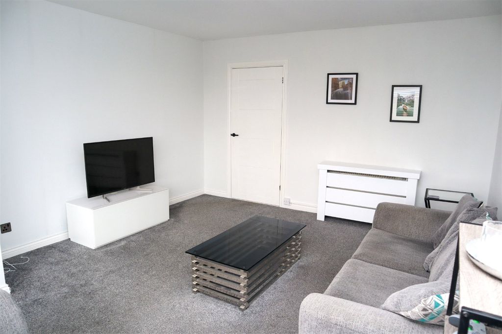 Property photo 2 of 17 Lounge