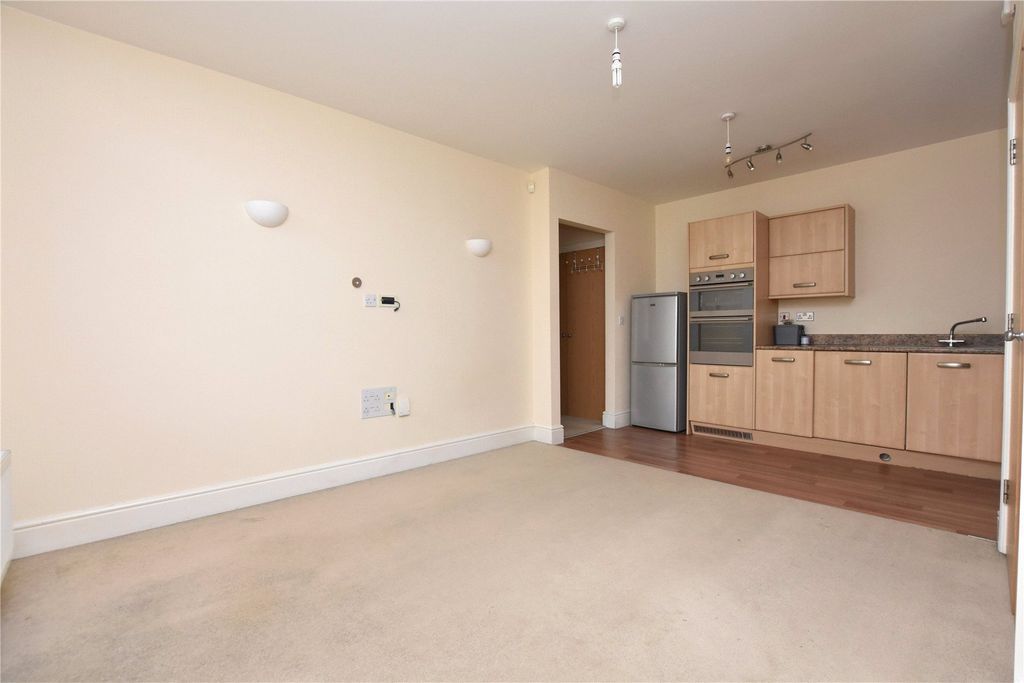 Property photo 2 of 9 Living Room/Kitchen