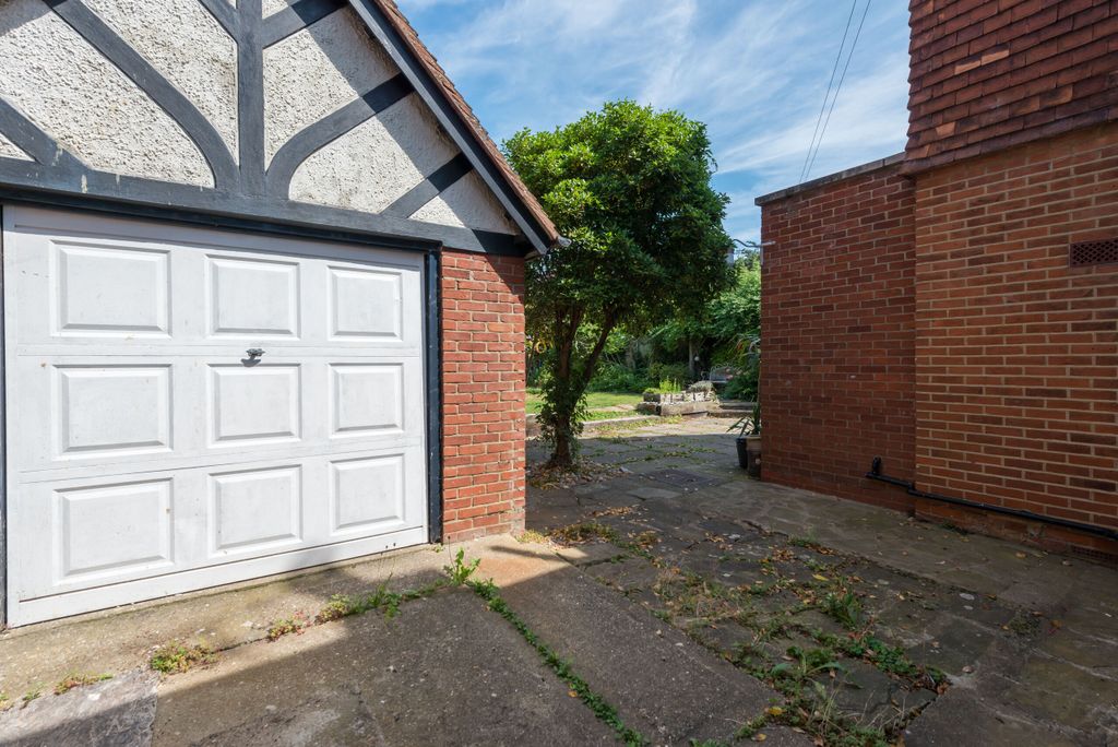 Property photo 3 of 26 Garage