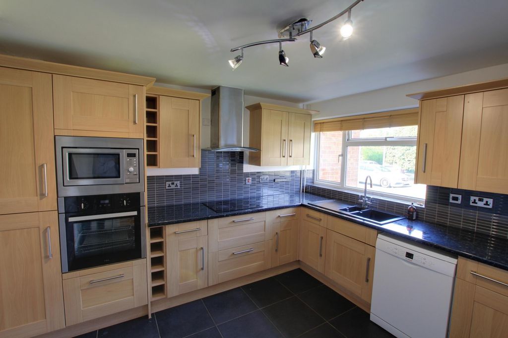 Property photo 3 of 8 Kitchen