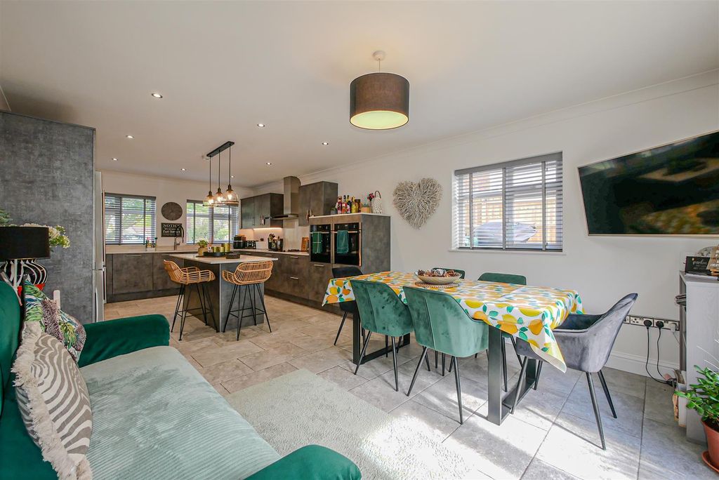 Property photo 3 of 20 Kitchen/Dining Room