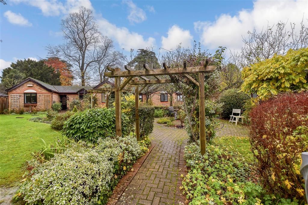 Property photo 2 of 11 Communal Gardens