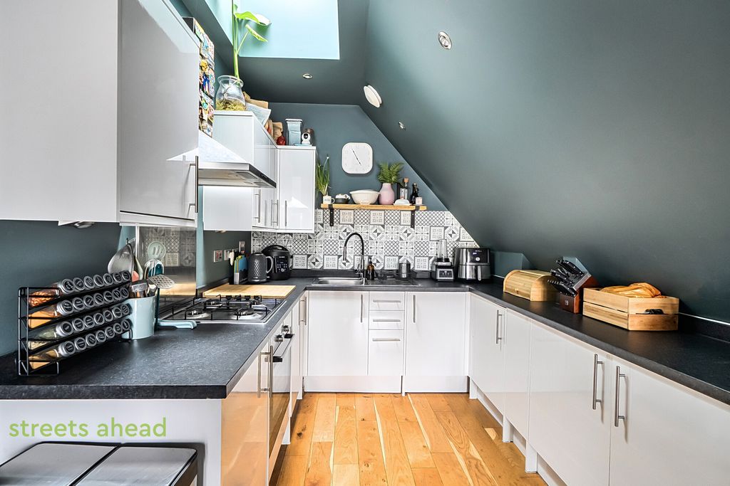 Property photo 2 of 17 82Fc3B5d-996B-464...