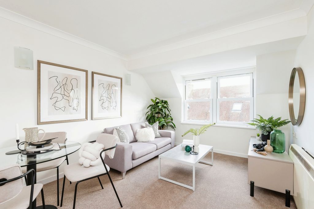 Property photo 1 of 10 Lounge