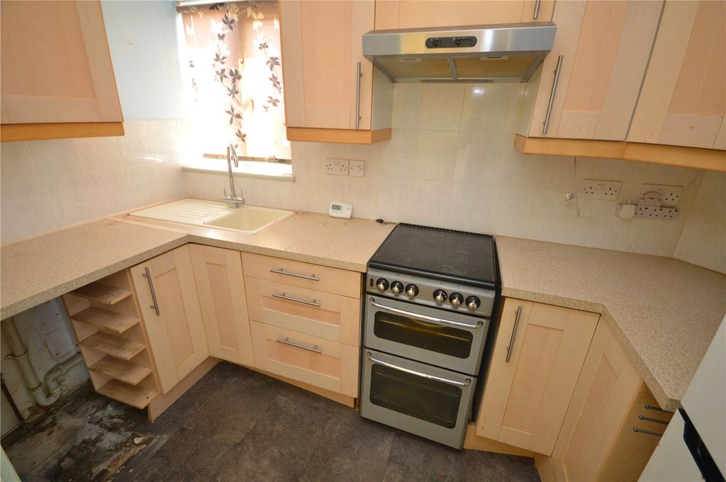 Property photo 3 of 10 Kitchen