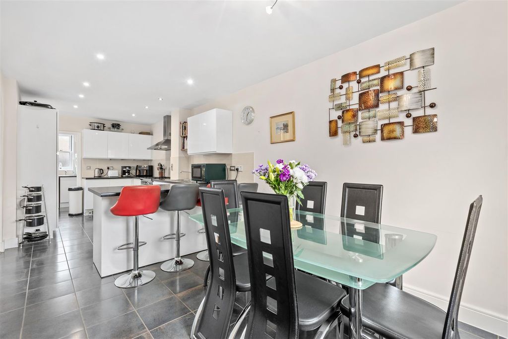 Property photo 2 of 31 Kitchen/Diner