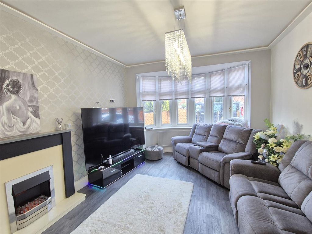 Property photo 3 of 17 Lounge