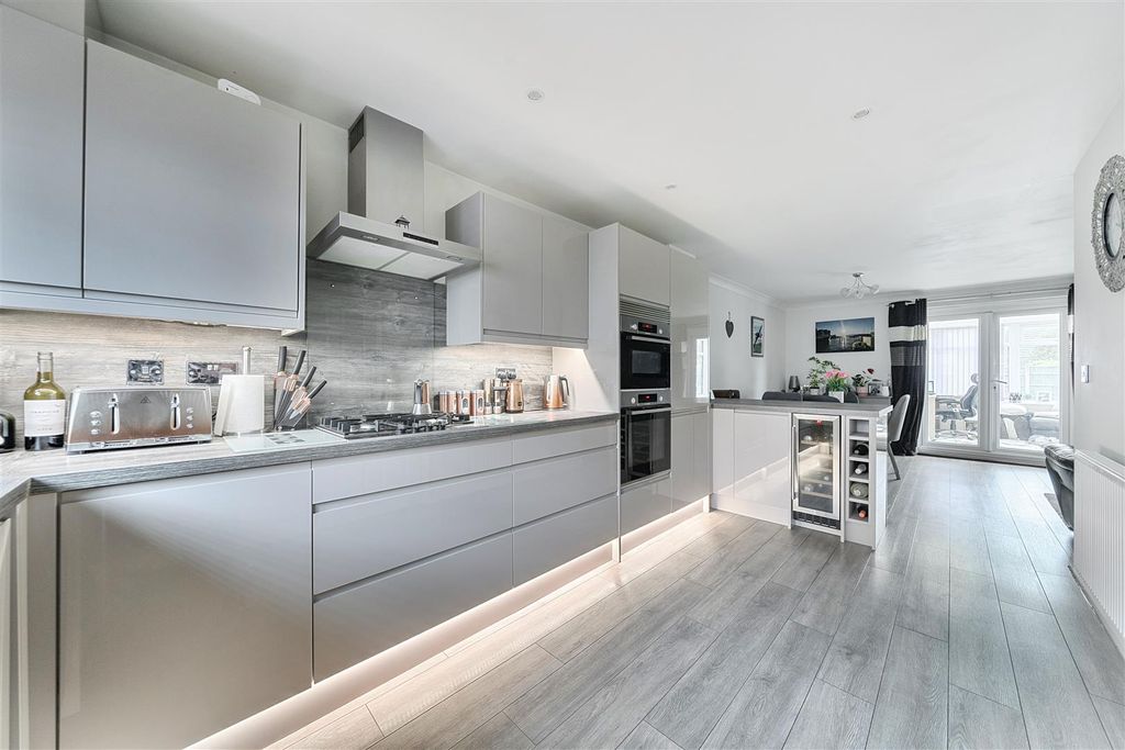 Property photo 1 of 19 Kitchen