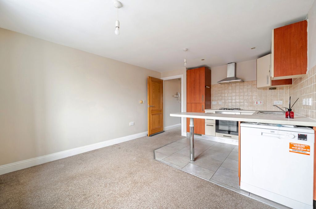 Property photo 2 of 9 1385900-22-692829...