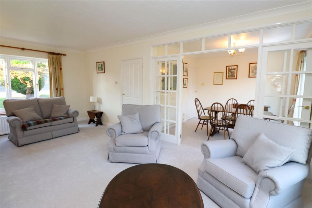 Property photo 3 of 27 Lounge