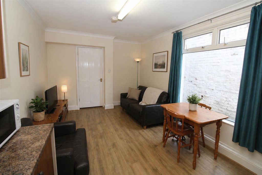 Property photo 2 of 11 Crwys Road 1.Png