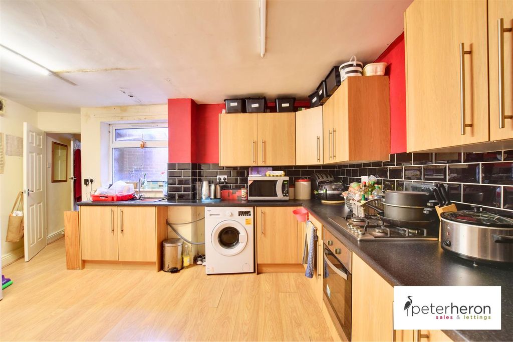 Property photo 2 of 10 Breakfasting Kitchen