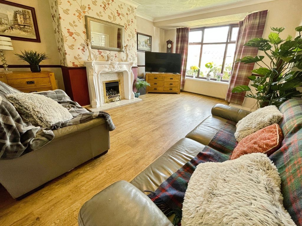 Property photo 3 of 16 Lounge