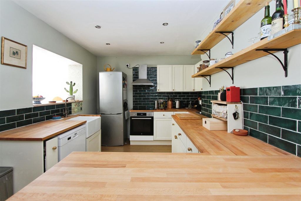 Property photo 2 of 20 Kitchen / Breakfast