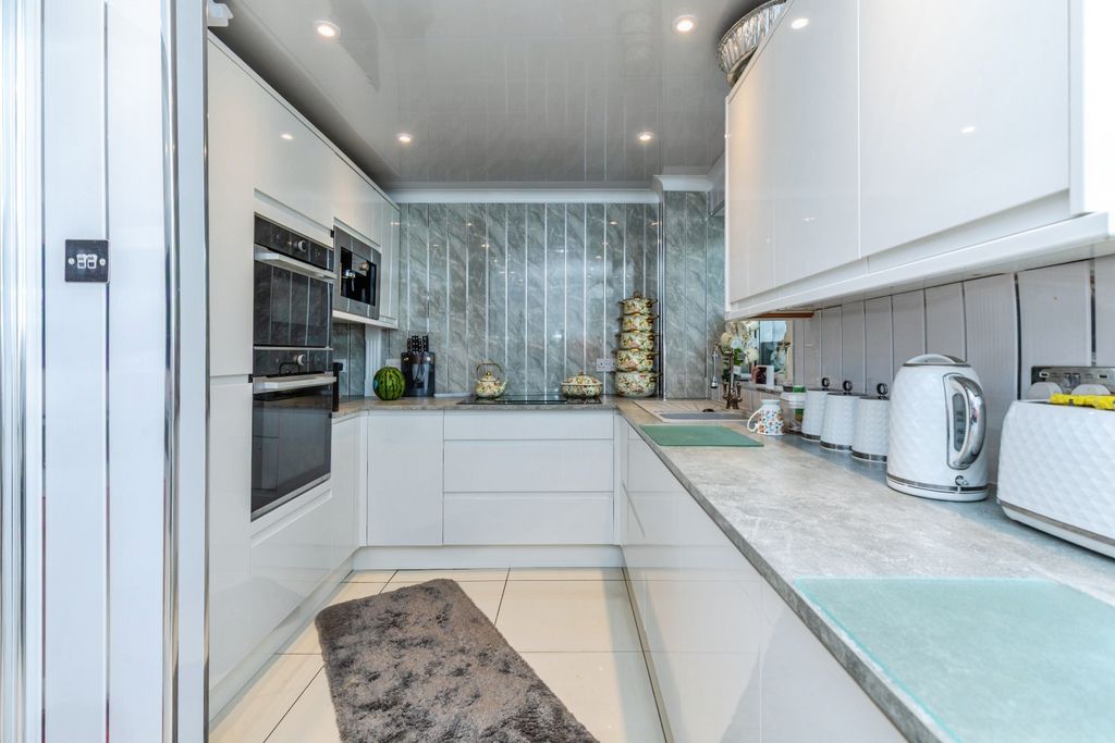 Property photo 3 of 19 Kitchen